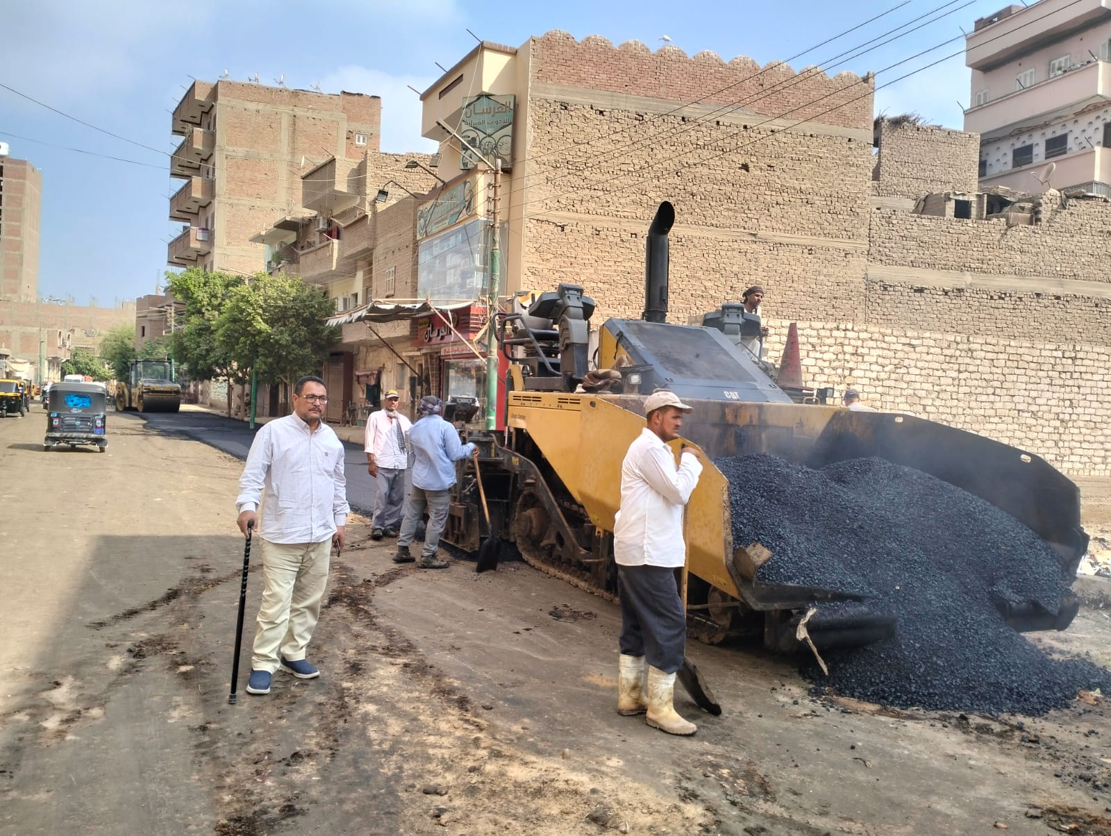 محافظ أسيوط يعلن البدء في رصف شوارع مدينة منفلوط