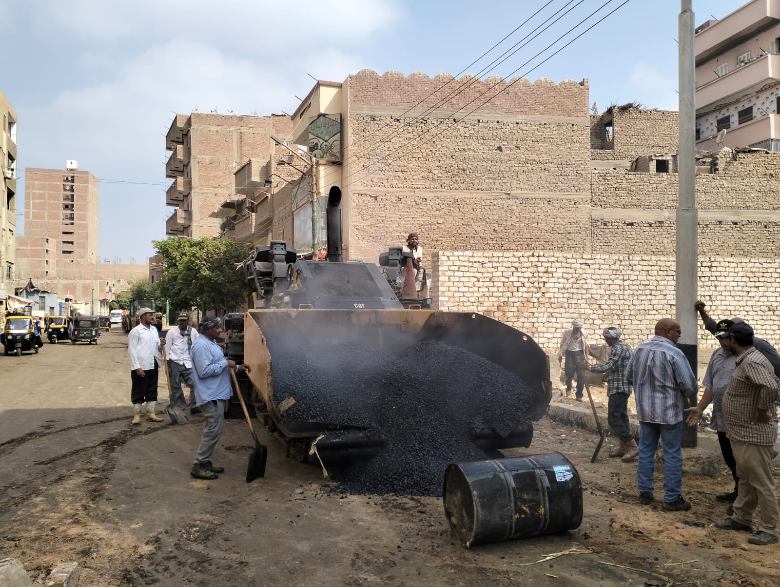 محافظ أسيوط يعلن البدء في رصف شوارع مدينة منفلوط