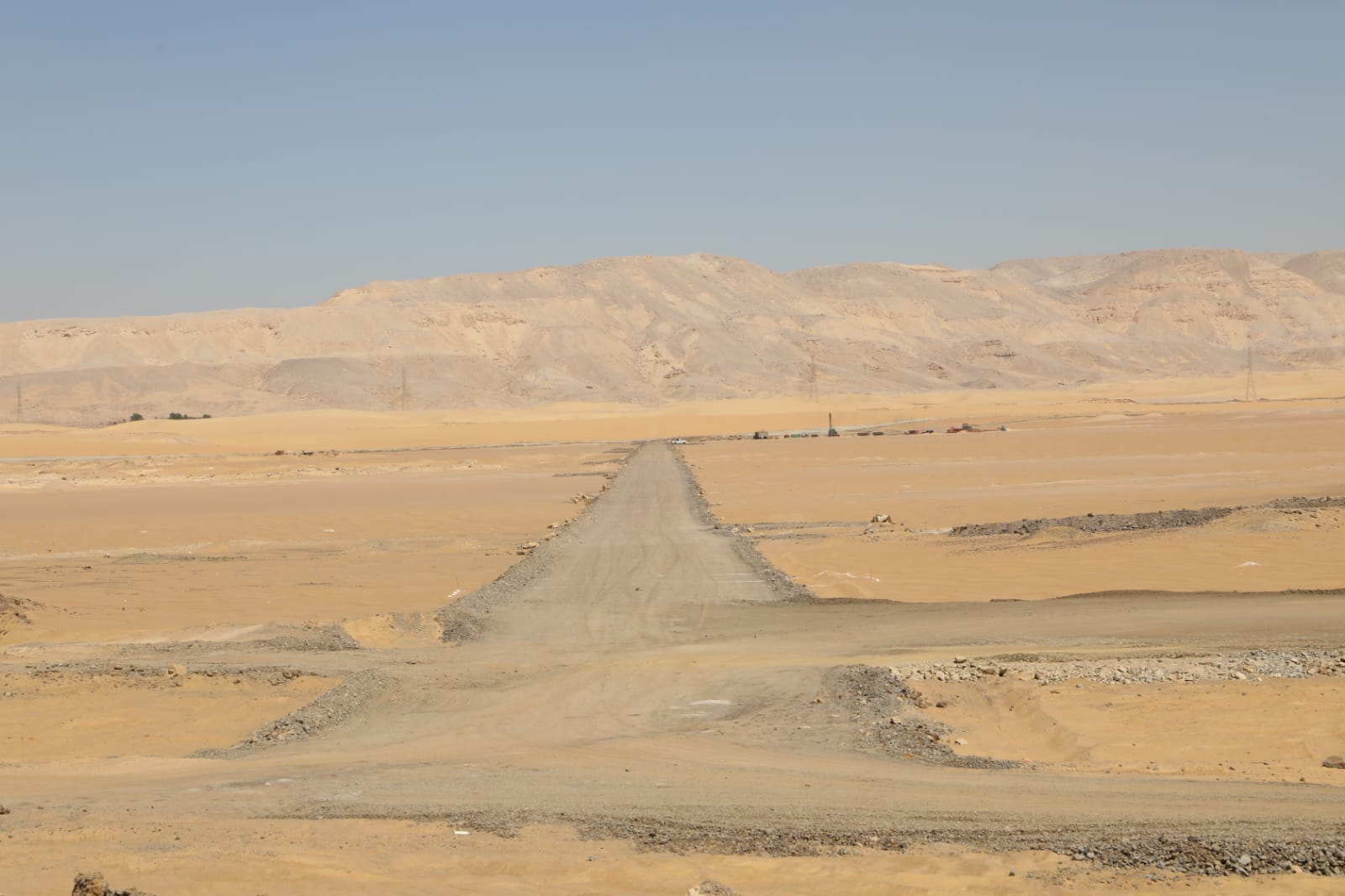 محافظ الوادي الجديد تفقّد مقر نادي الهجن والفروسية الدولي الجاري إنشاؤه