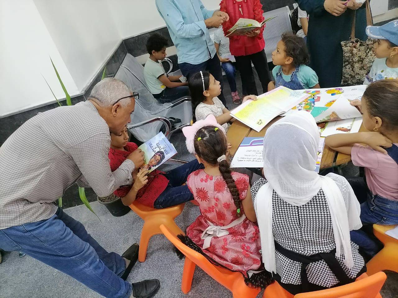ﻣﻜﺘﺒﺔ ﻣﺼﺮ اﻟﻌﺎﻣﻪ أﺳﻴﻮط تنظيم فعاليات زيارة المكتبة المتنقلة لقرية بني مر