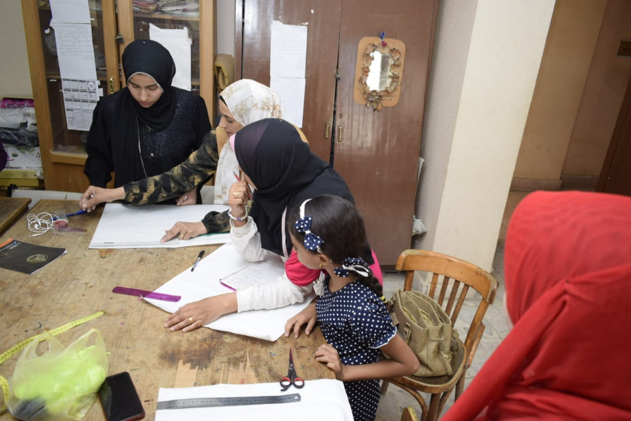 ثقافة المنيا تقدم ورشة تفصيل وكيفية القص على الباترون بنادى المرأة بالقصر