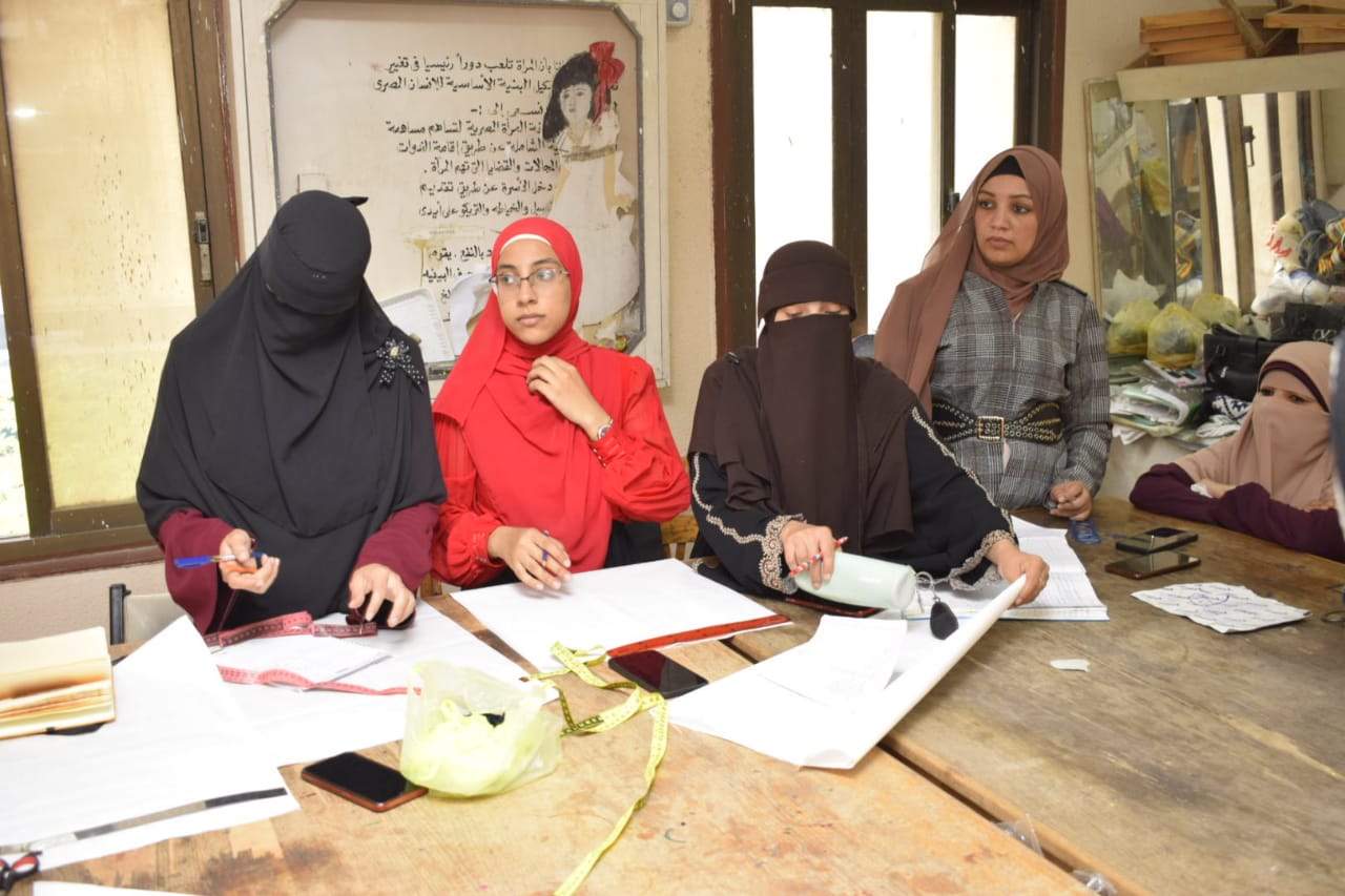 ثقافة المنيا تقدم ورشة تفصيل وكيفية القص على الباترون بنادى المرأة بالقصر