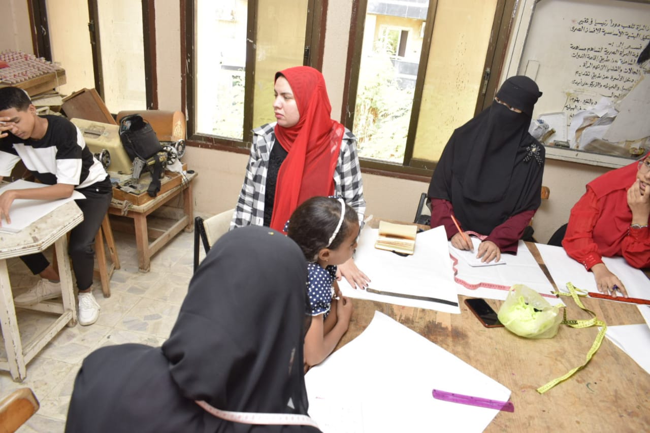 ثقافة المنيا تقدم ورشة تفصيل وكيفية القص على الباترون بنادى المرأة بالقصر