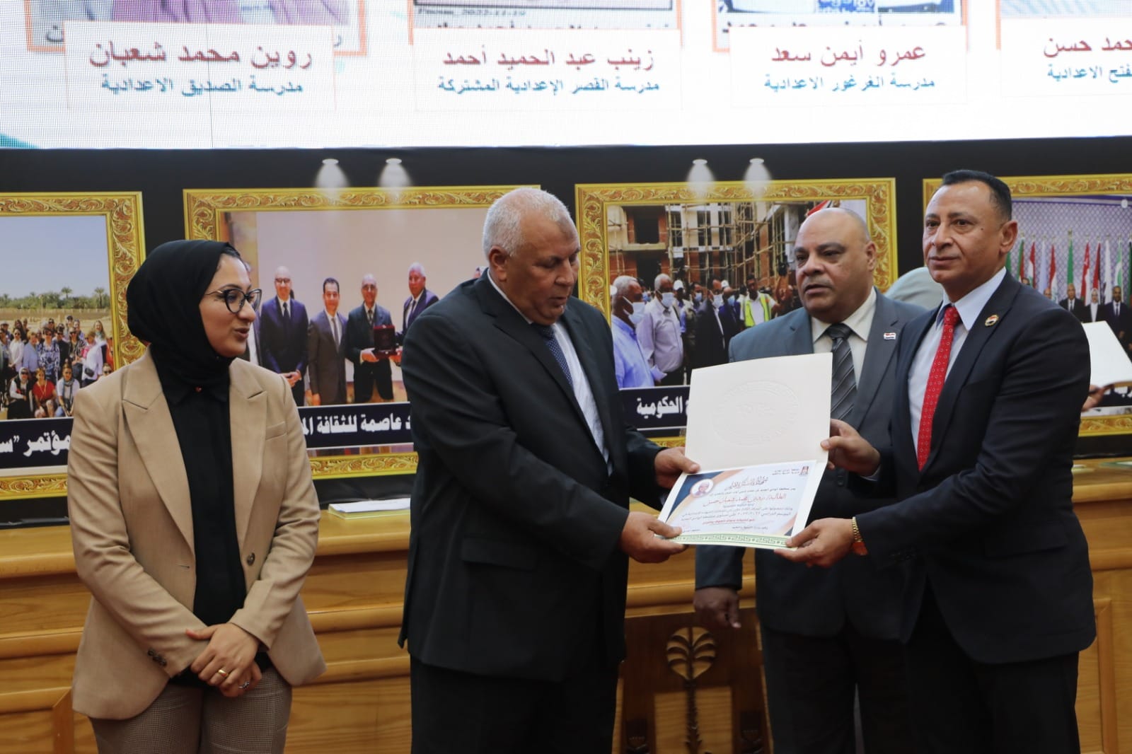 محافظ الوادي الجديد يشهد احتفالية تكريم الطلاب الأوائل ويُهدي