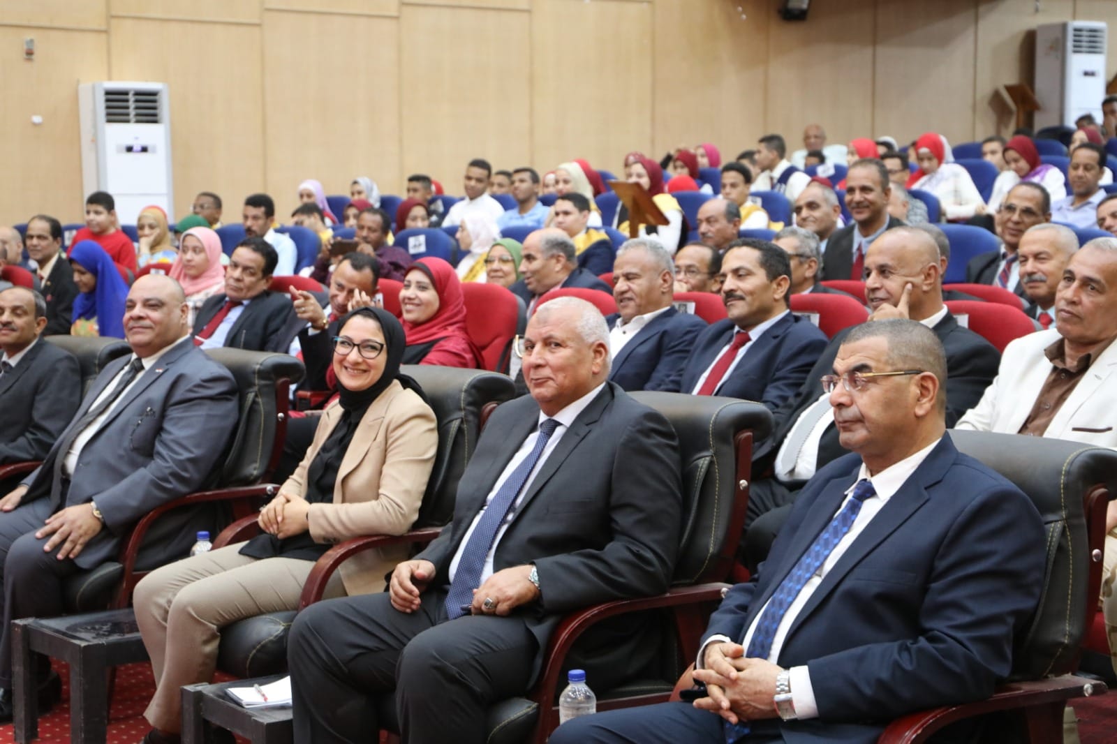 محافظ الوادي الجديد يشهد احتفالية تكريم الطلاب الأوائل ويُهدي