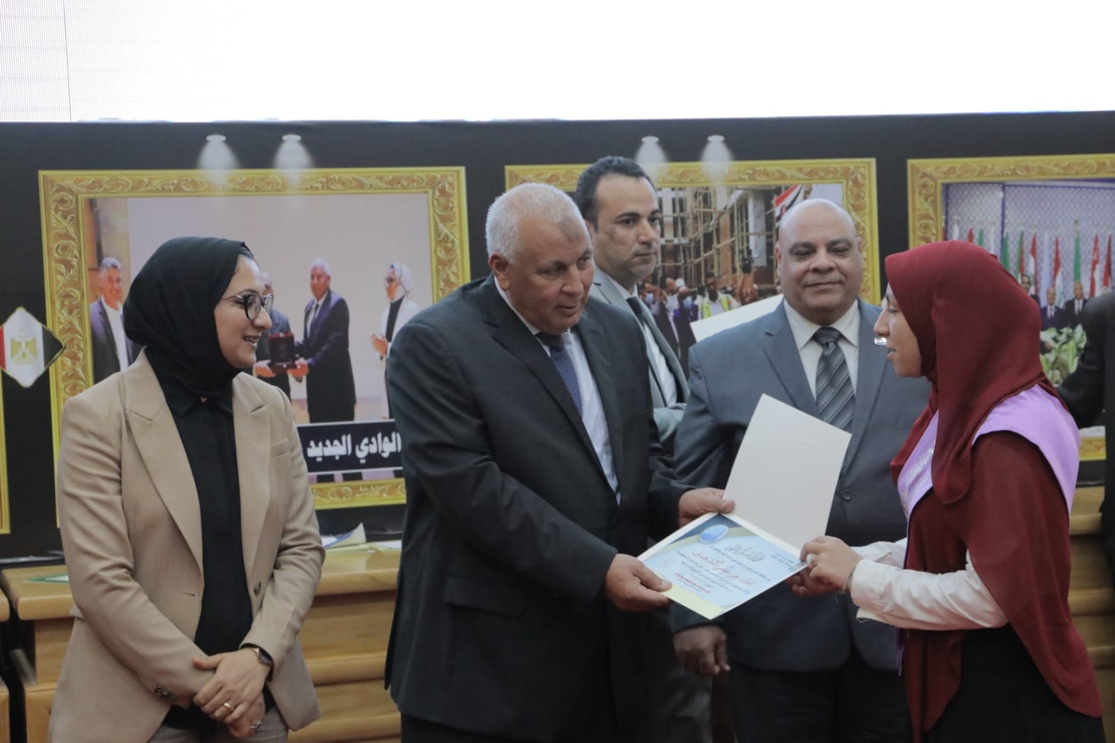 محافظ الوادي الجديد يشهد احتفالية تكريم الطلاب الأوائل ويُهدي