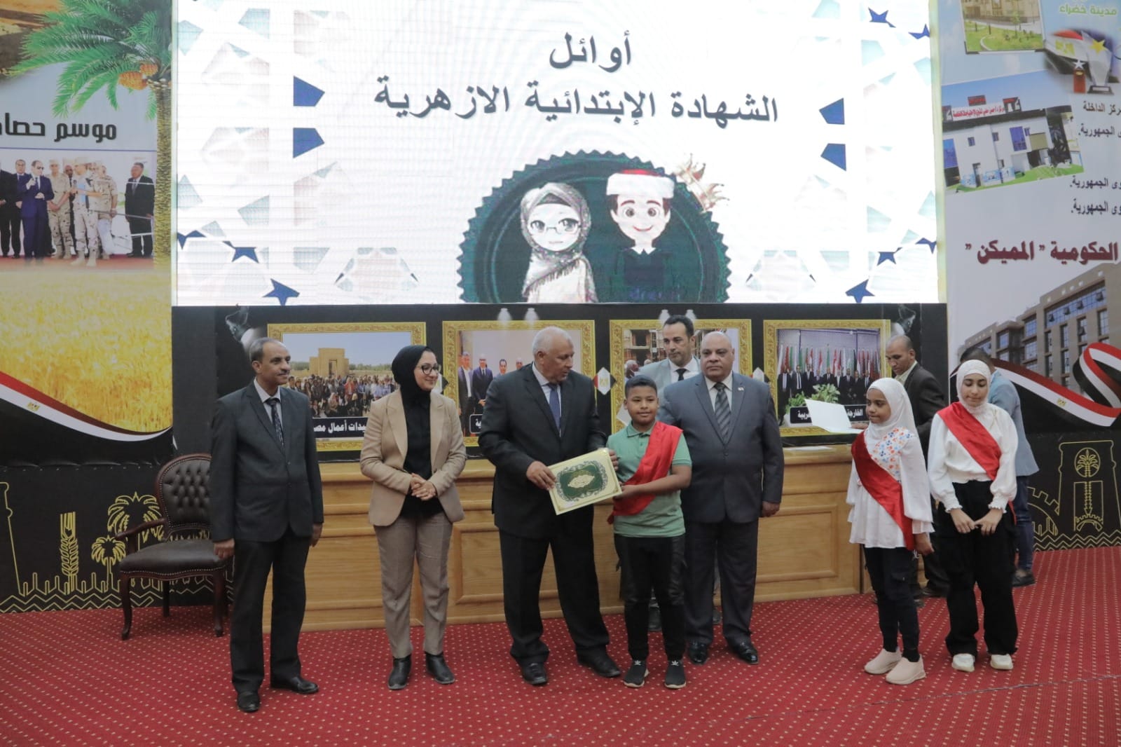 محافظ الوادي الجديد يشهد احتفالية تكريم الطلاب الأوائل ويُهدي
