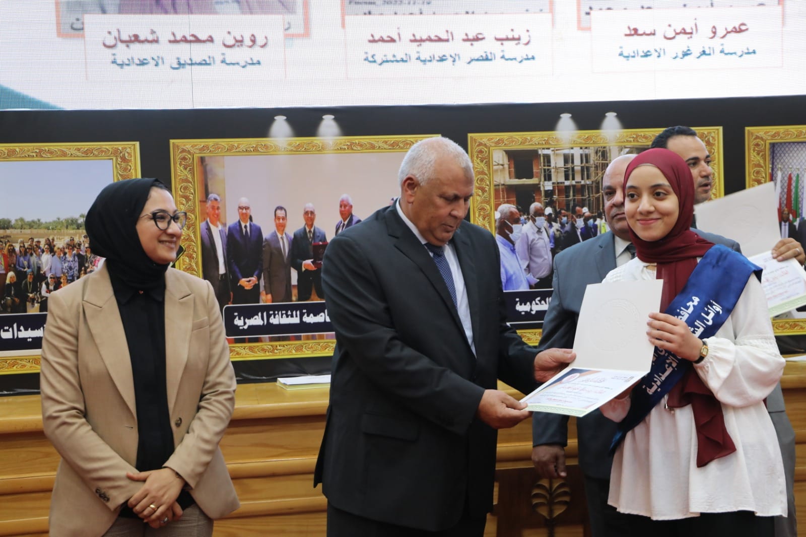 محافظ الوادي الجديد يشهد احتفالية تكريم الطلاب الأوائل ويُهدي