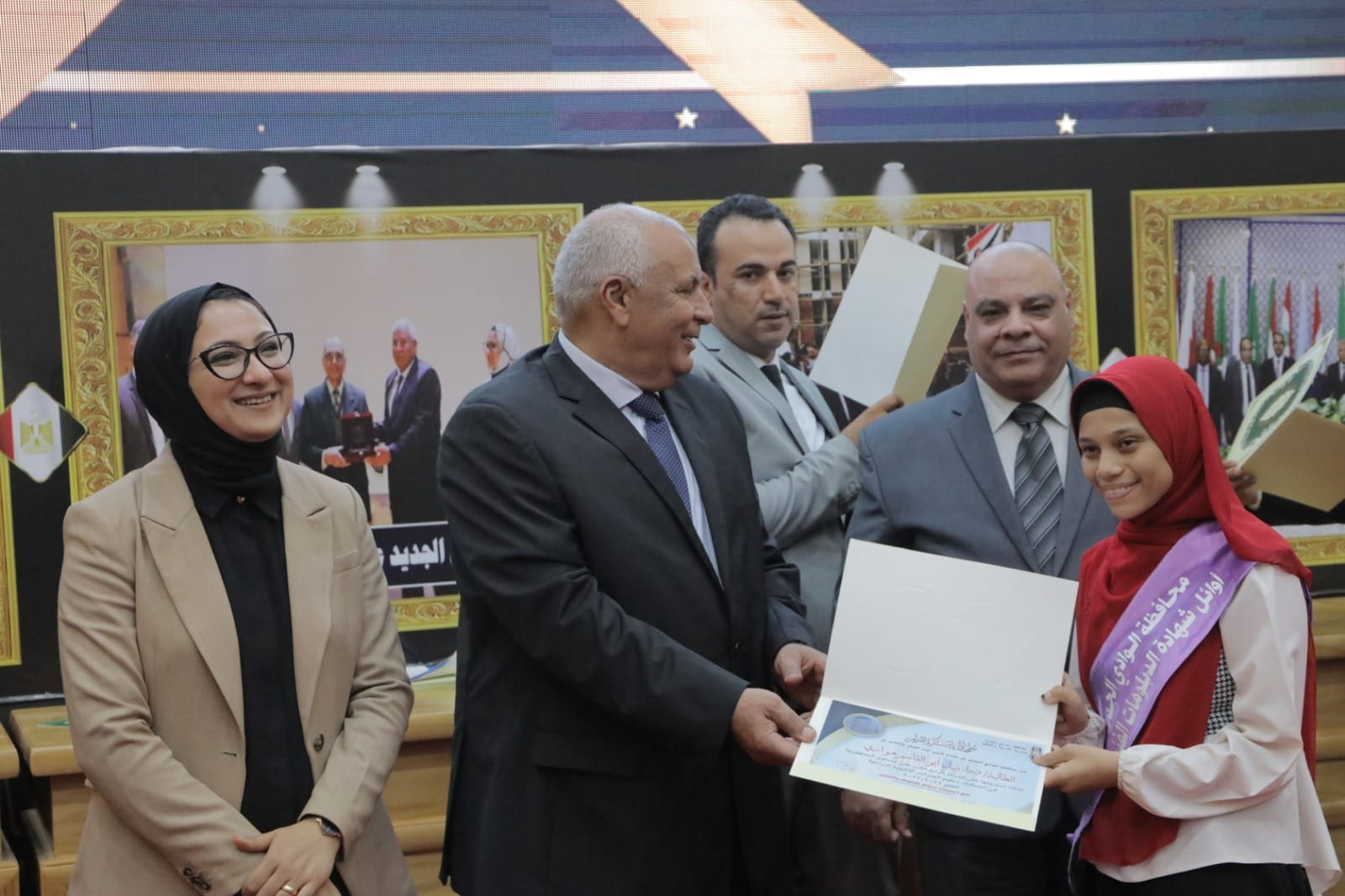 محافظ الوادي الجديد يشهد احتفالية تكريم الطلاب الأوائل ويُهدي