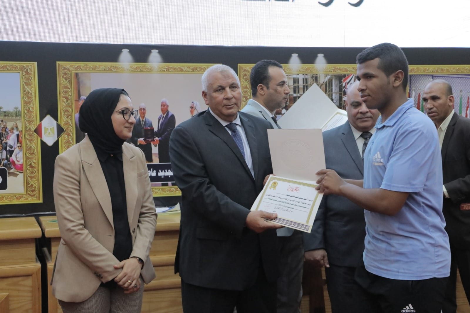 محافظ الوادي الجديد يشهد احتفالية تكريم الطلاب الأوائل ويُهدي