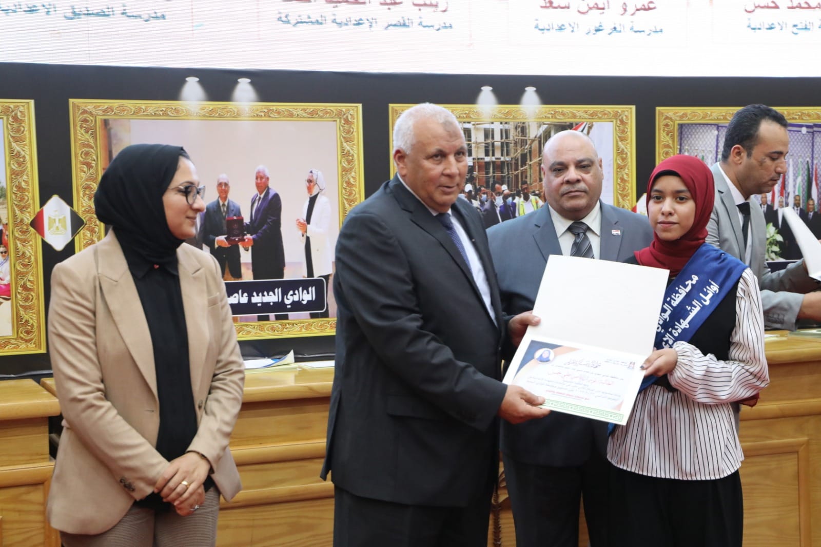 محافظ الوادي الجديد يشهد احتفالية تكريم الطلاب الأوائل ويُهدي