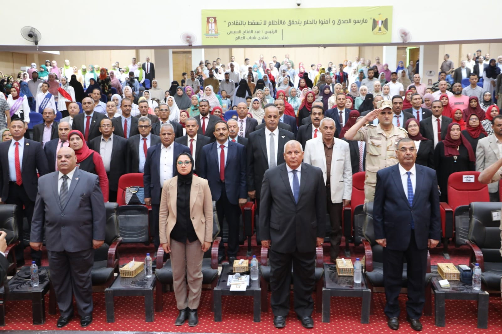 محافظ الوادي الجديد يشهد احتفالية تكريم الطلاب الأوائل ويُهدي