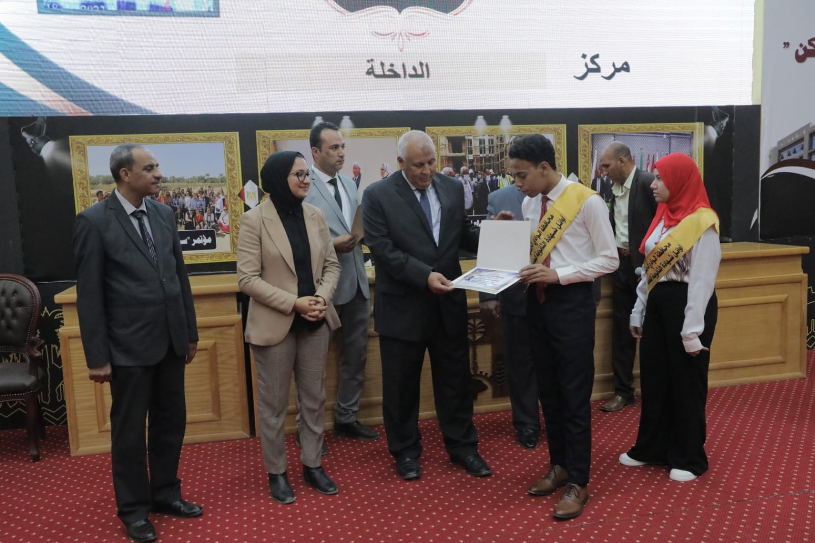 محافظ الوادي الجديد يشهد احتفالية تكريم الطلاب الأوائل ويُهدي