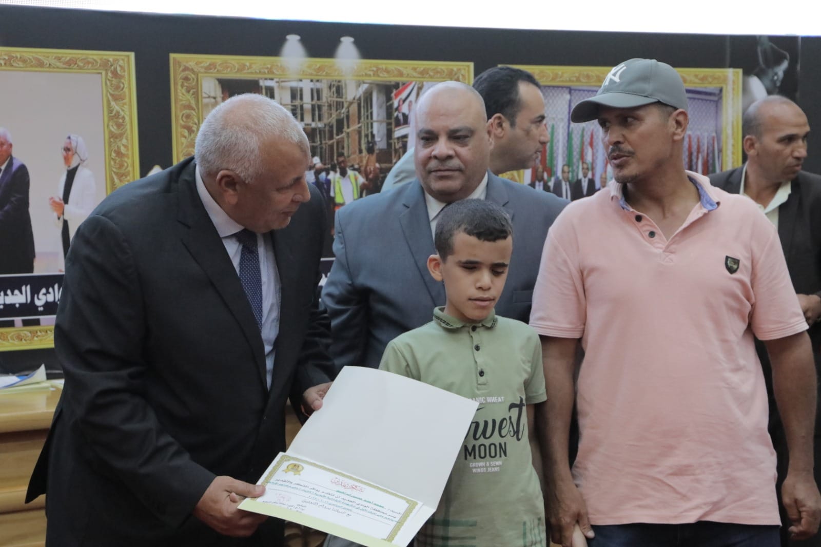 محافظ الوادي الجديد يشهد احتفالية تكريم الطلاب الأوائل ويُهدي