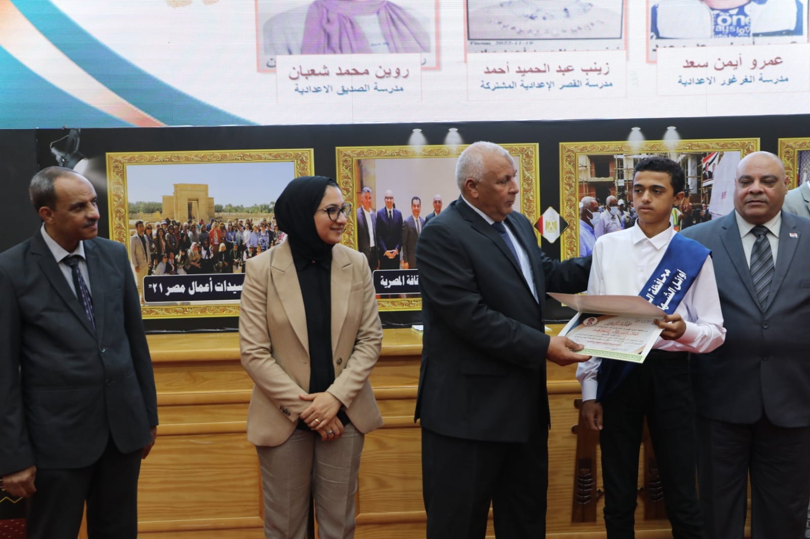 محافظ الوادي الجديد يشهد احتفالية تكريم الطلاب الأوائل ويُهدي