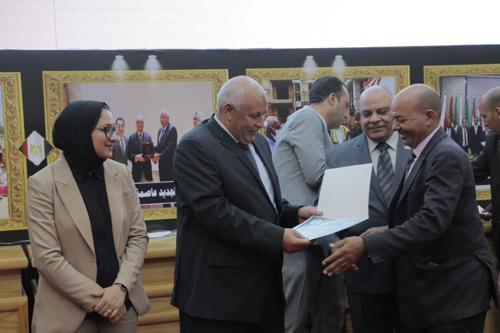 محافظ الوادي الجديد يشهد احتفالية تكريم الطلاب الأوائل ويُهدي