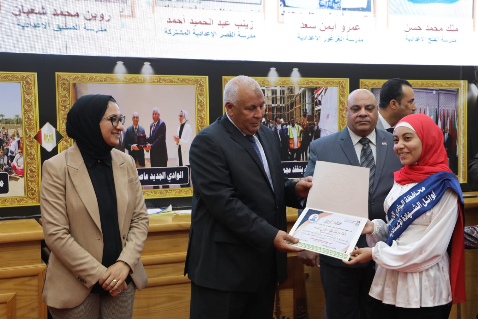 محافظ الوادي الجديد يشهد احتفالية تكريم الطلاب الأوائل ويُهدي