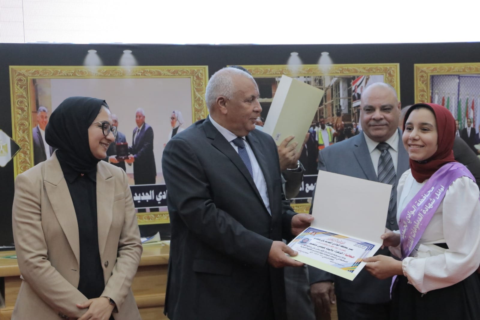 محافظ الوادي الجديد يشهد احتفالية تكريم الطلاب الأوائل ويُهدي