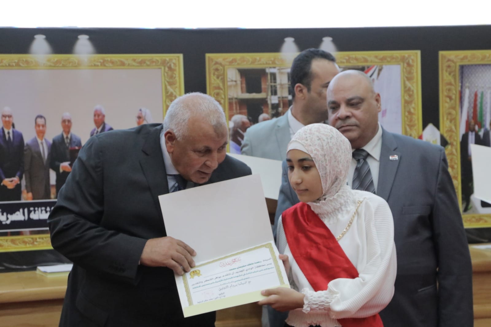 محافظ الوادي الجديد يشهد احتفالية تكريم الطلاب الأوائل ويُهدي