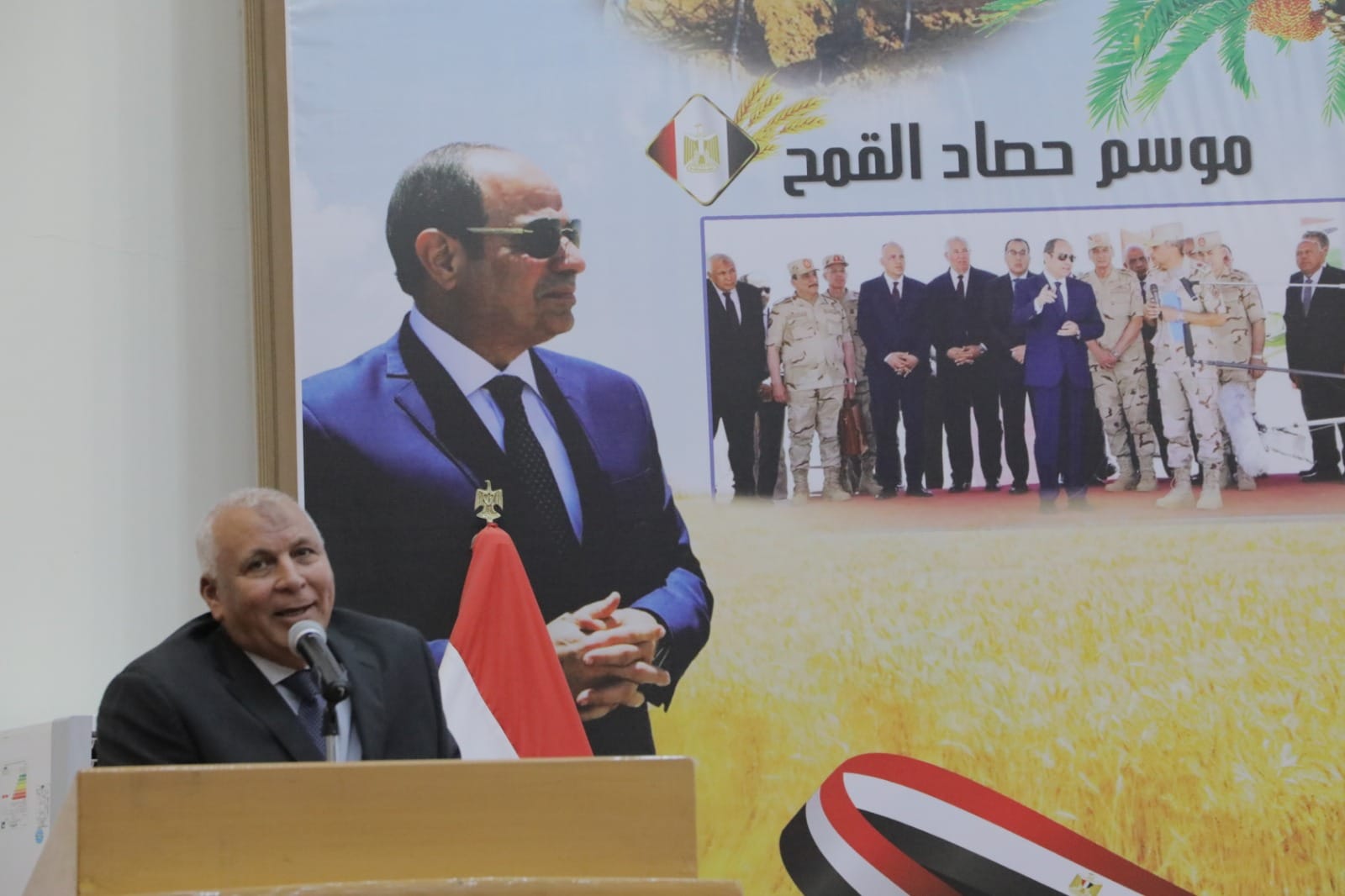 محافظ الوادي الجديد يشهد احتفالية تكريم الطلاب الأوائل ويُهدي