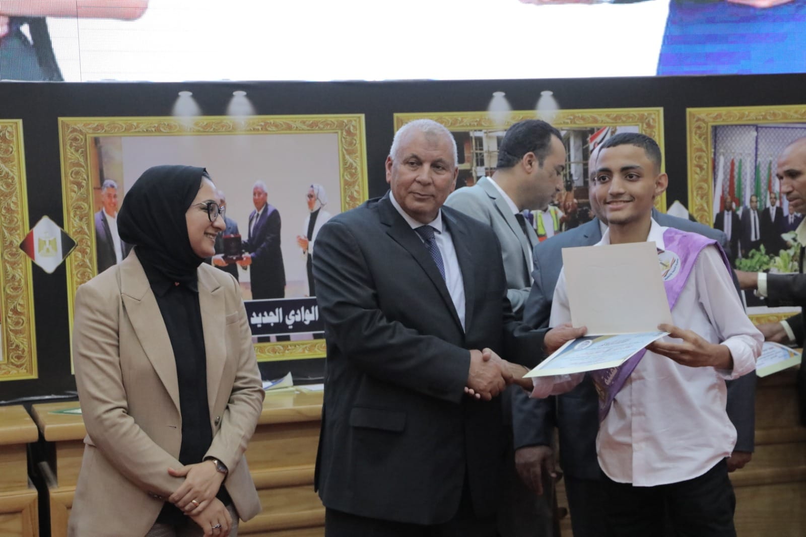 محافظ الوادي الجديد يشهد احتفالية تكريم الطلاب الأوائل ويُهدي