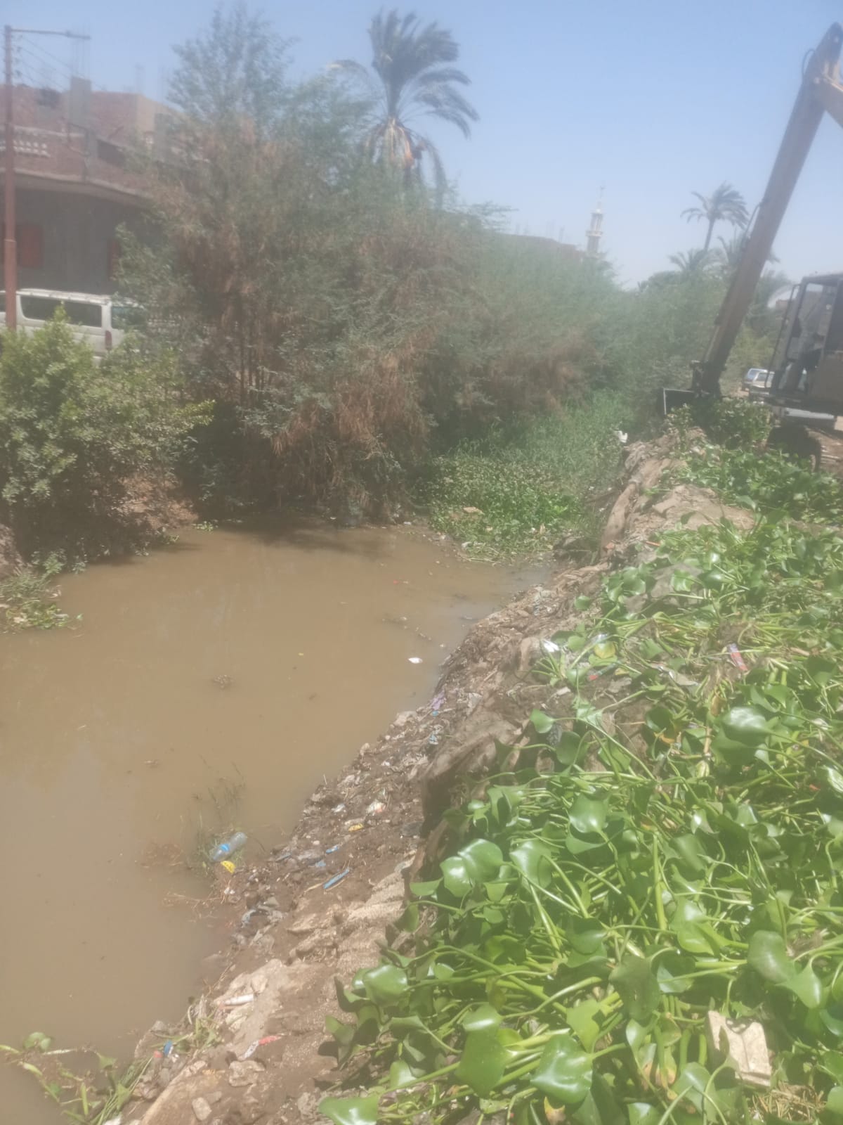 هندستي ري اسيوط وابوتيج يقوما بتطهير ترع الوليديه وساحل المطيعه وفرع العمده