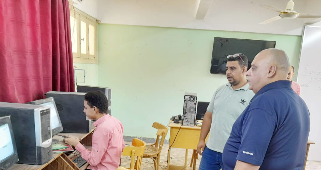 وكيل التعليم بالوادى الجديد يتابع سير اختبارات طلاب الإعدادية المتقدمين لمدارس المتفوقين