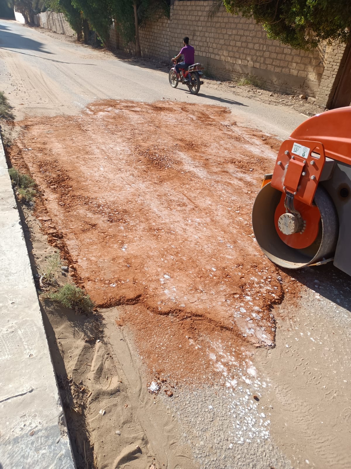 تنفيذ خطة شاملة لترميم وتجديد البنية التحتية للطرق في عدة مناطق بالوادي