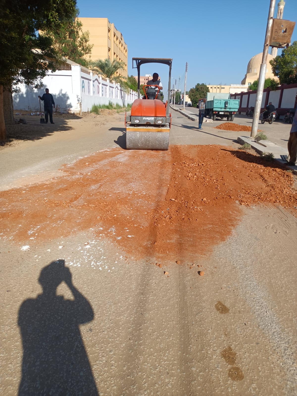 تنفيذ خطة شاملة لترميم وتجديد البنية التحتية للطرق في عدة مناطق بالوادي