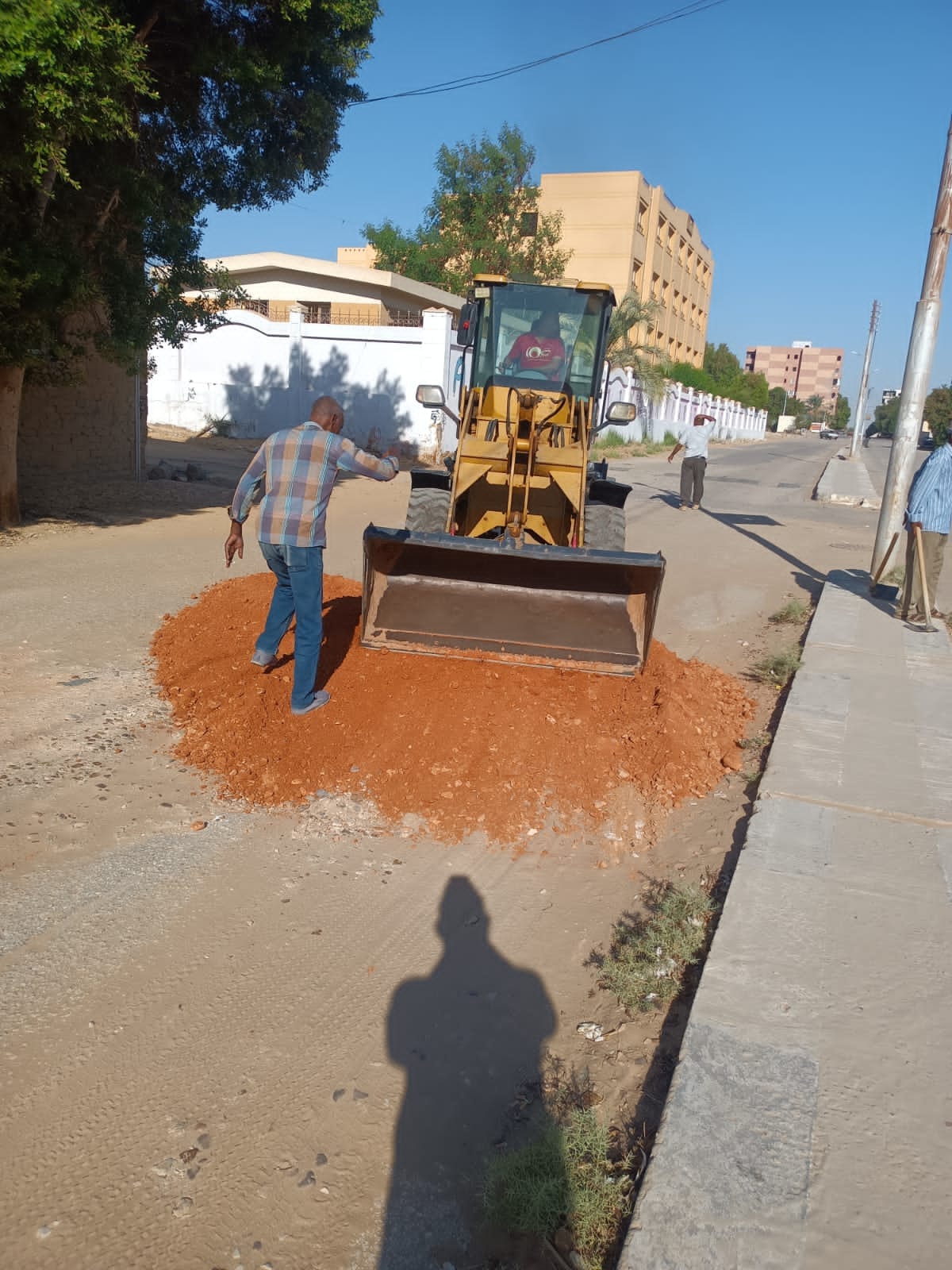 تنفيذ خطة شاملة لترميم وتجديد البنية التحتية للطرق في عدة مناطق بالوادي