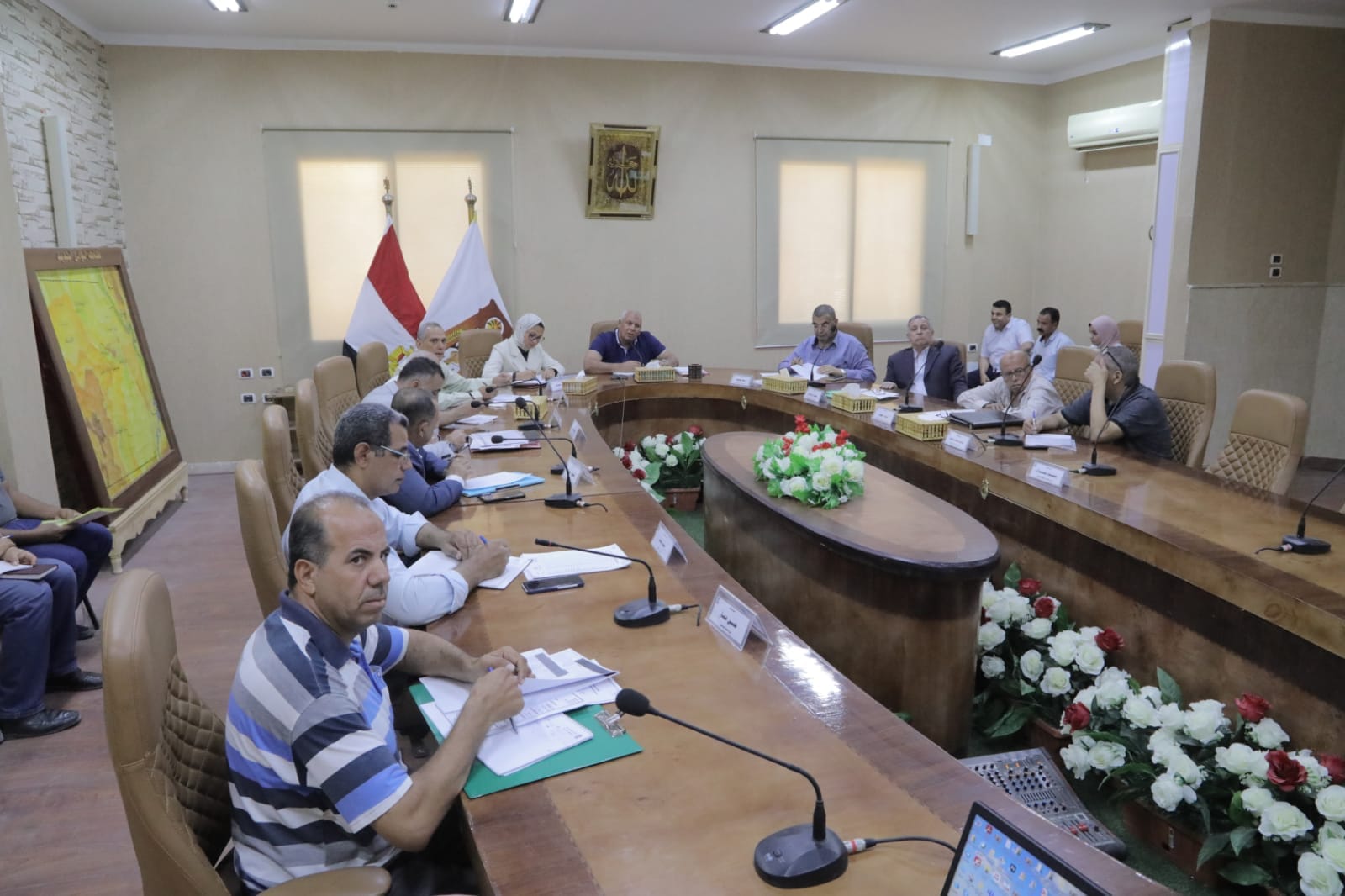 عبر الفيديو كونفرانس محافظ الوادي الجديد يعقد اجتماعًا مع رؤساء المراكز والاحياء