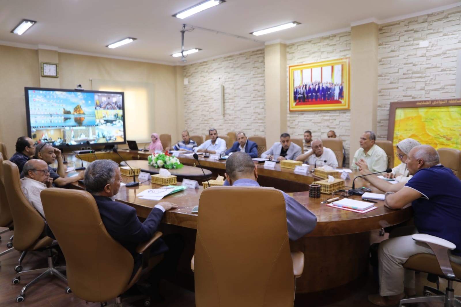 عبر الفيديو كونفرانس محافظ الوادي الجديد يعقد اجتماعًا مع رؤساء المراكز والاحياء