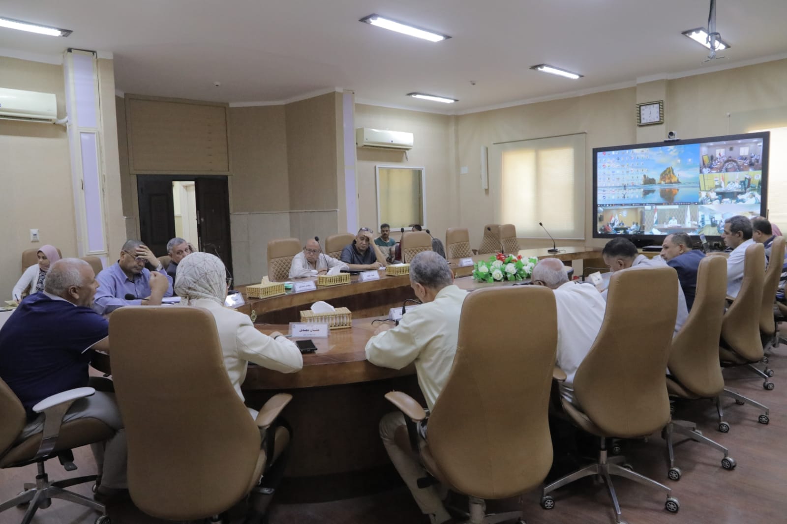 عبر الفيديو كونفرانس محافظ الوادي الجديد يعقد اجتماعًا مع رؤساء المراكز والاحياء