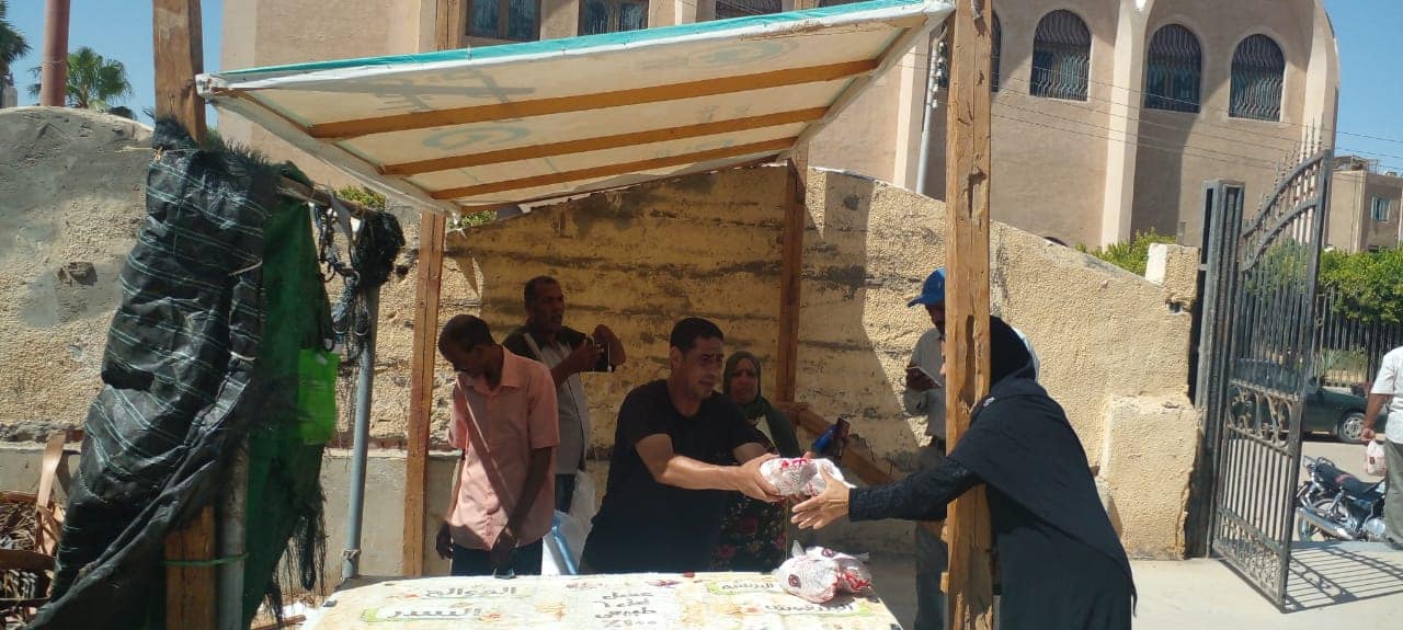 محلية الخارجة توفر الدجاج بـ 100 جنيه لكل 1100 جرام والخضراوات والفواكه