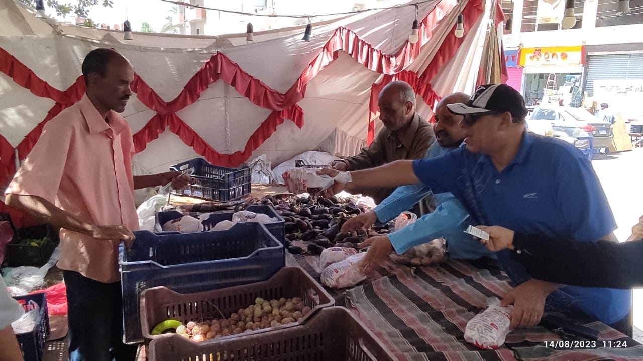 محلية الخارجة توفر الدجاج بـ 100 جنيه لكل 1100 جرام والخضراوات والفواكه