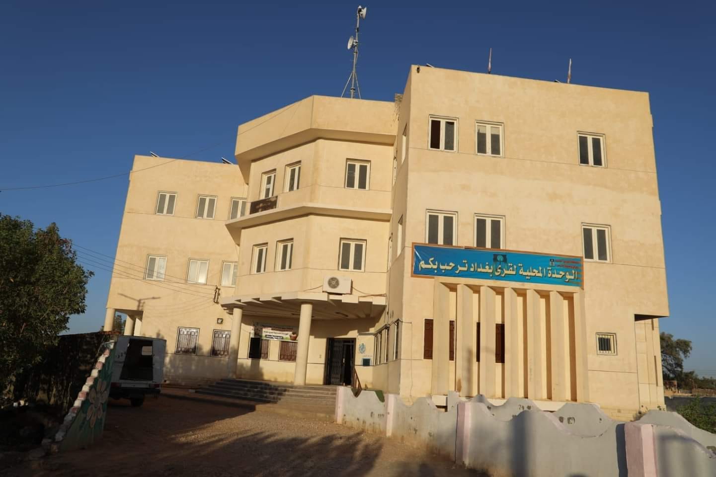 محافظ الوادي الجديد يتفقّد الممشى بقرية 