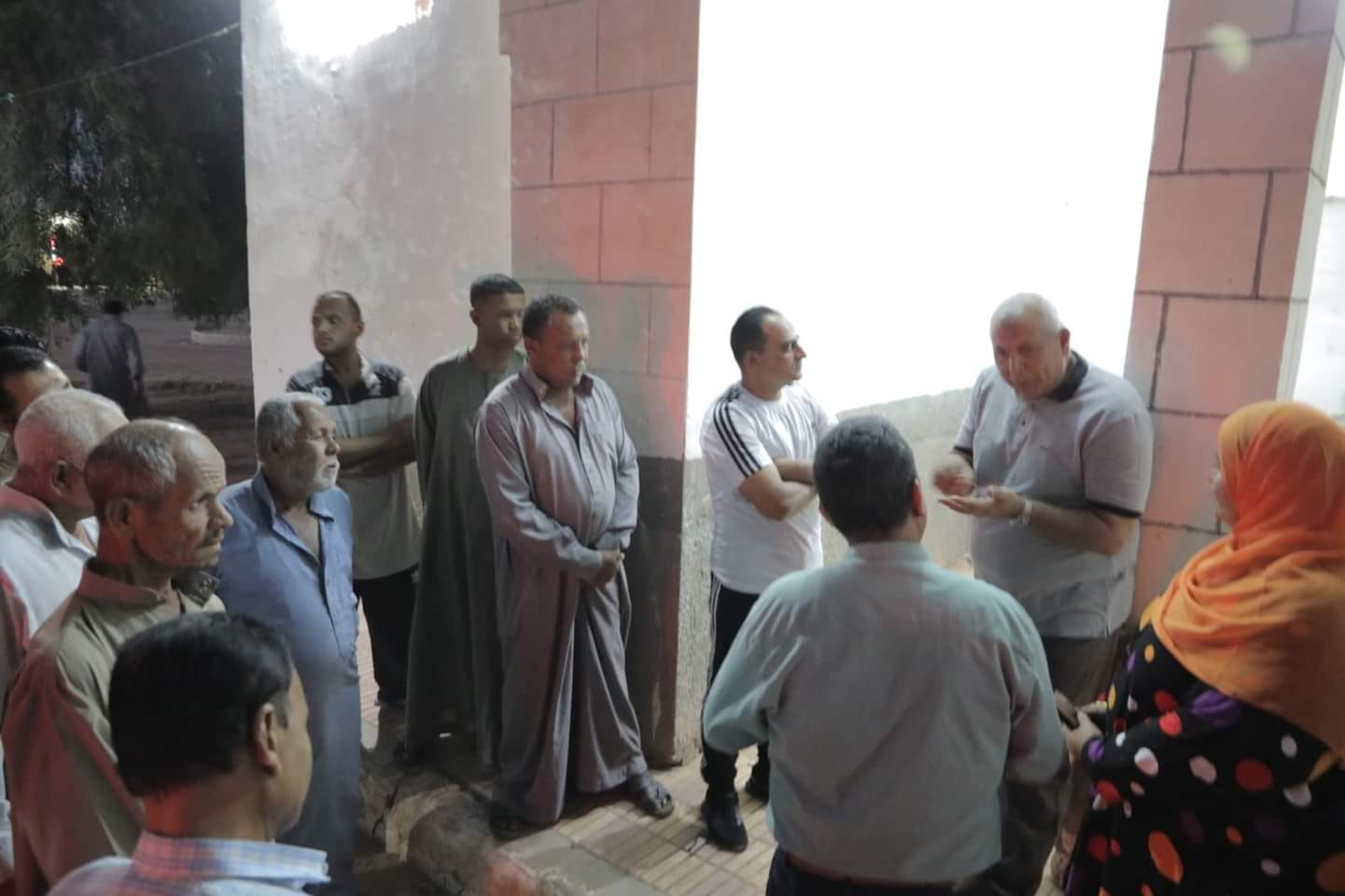 محافظ الوادي الجديد يتفقّد الممشى بقرية 