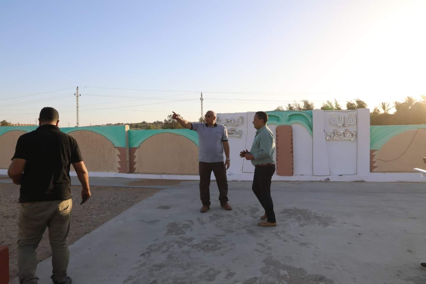 محافظ الوادي الجديد يتفقّد الممشى بقرية 