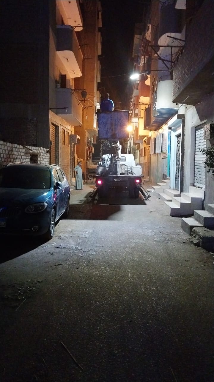 حي شرق اسيوط يقوم بعملية صيانة شبكات الكهرباء