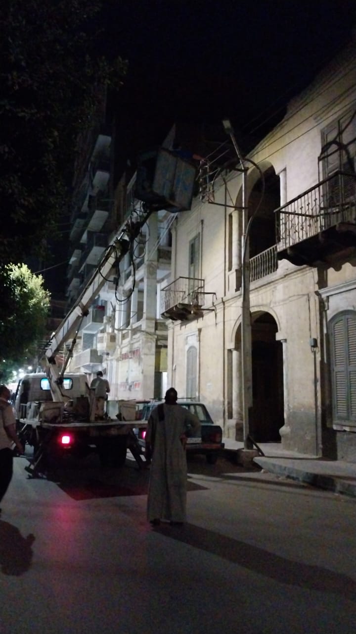 حي شرق اسيوط يقوم بعملية صيانة شبكات الكهرباء