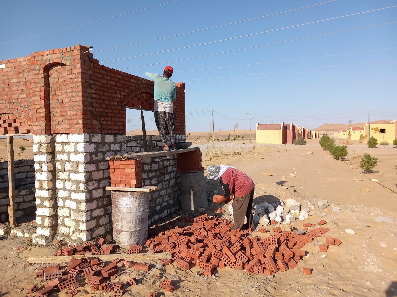 تستمر أعمال بناء محطة انتظار للمواطنين في جناح الجديدة بمركز الخارجة