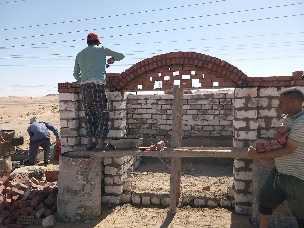 تستمر أعمال بناء محطة انتظار للمواطنين في جناح الجديدة بمركز الخارجة