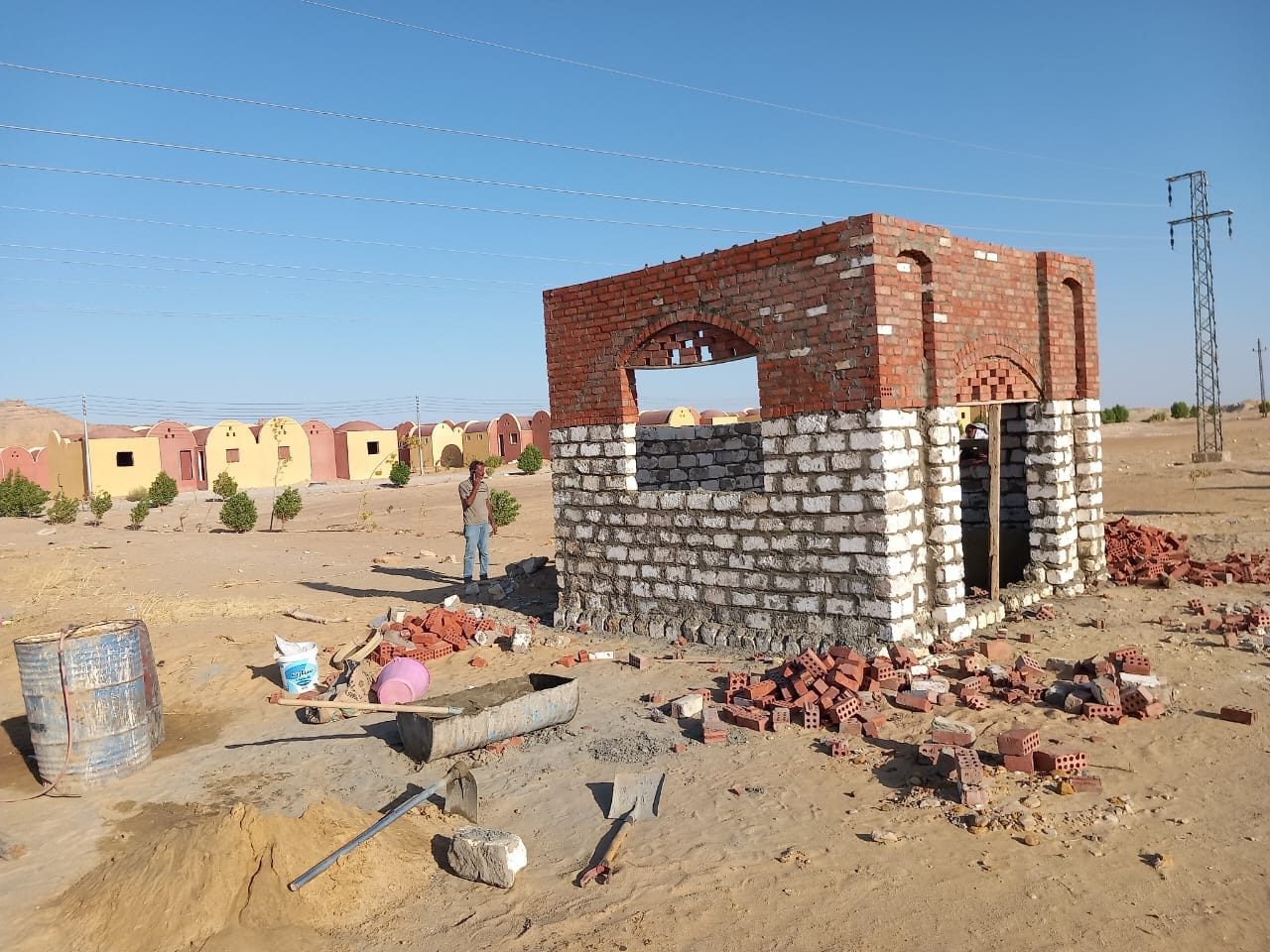 تستمر أعمال بناء محطة انتظار للمواطنين في جناح الجديدة بمركز الخارجة