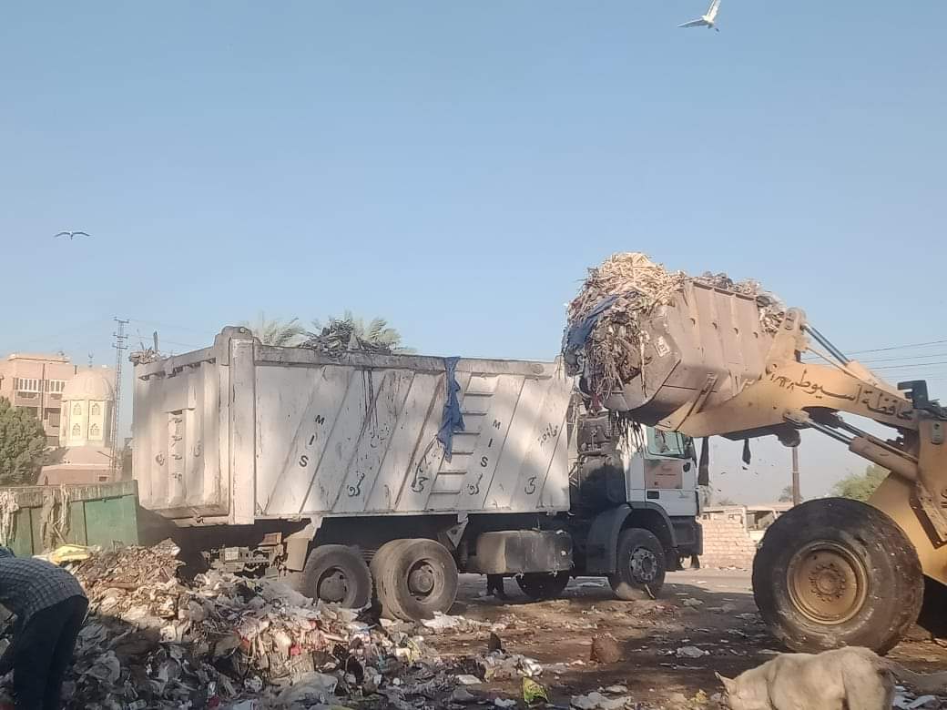 محافظ أسيوط: رفع  750 طن مخلفات وقمامة وتسوية وتمهيد طرق غير مرصوفة
