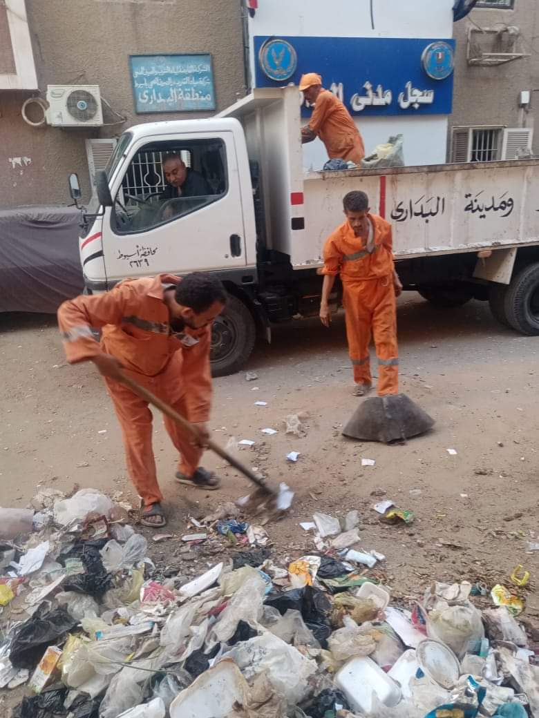 محافظ أسيوط: رفع  750 طن مخلفات وقمامة وتسوية وتمهيد طرق غير مرصوفة