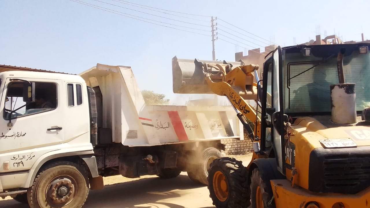 محافظ أسيوط: رفع  750 طن مخلفات وقمامة وتسوية وتمهيد طرق غير مرصوفة