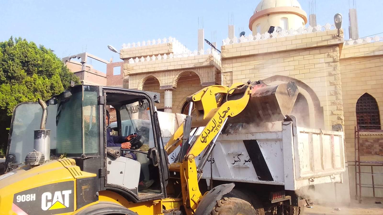 محافظ أسيوط: رفع  750 طن مخلفات وقمامة وتسوية وتمهيد طرق غير مرصوفة