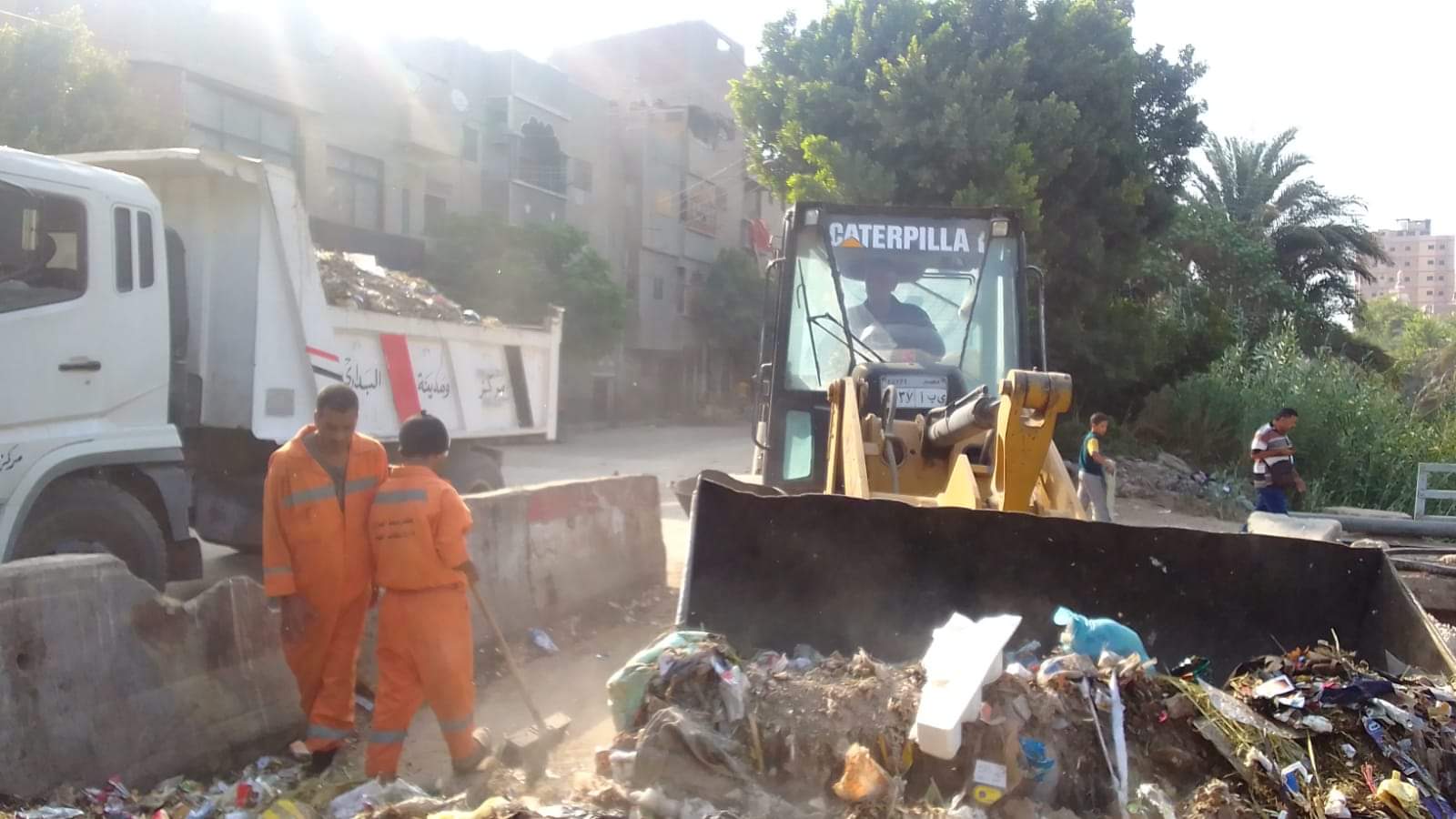 محافظ أسيوط: رفع  750 طن مخلفات وقمامة وتسوية وتمهيد طرق غير مرصوفة