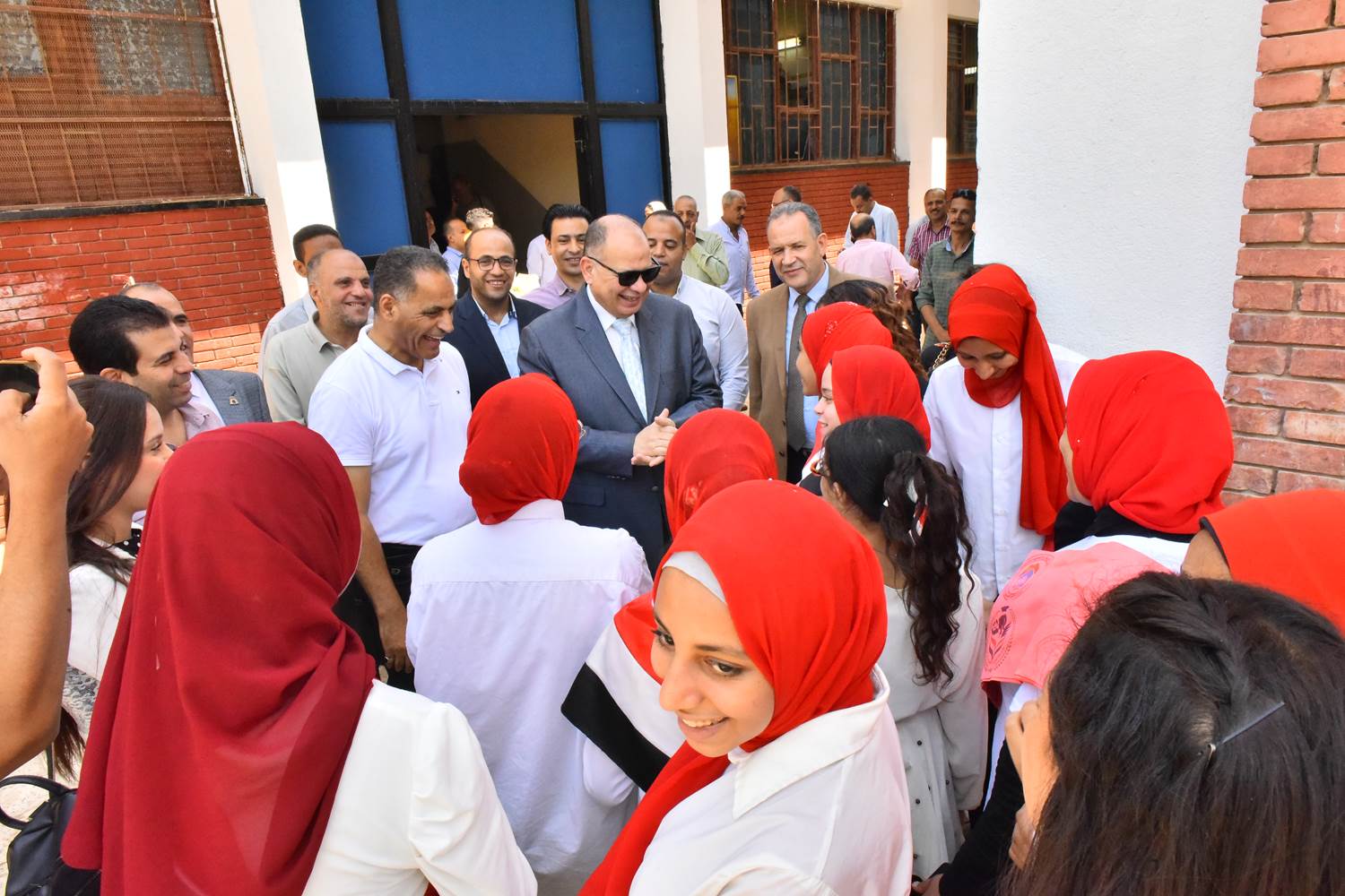 محافظ أسيوط يكرم الطلاب الأوائل على المحافظة والجمهورية في الثانوية العامة