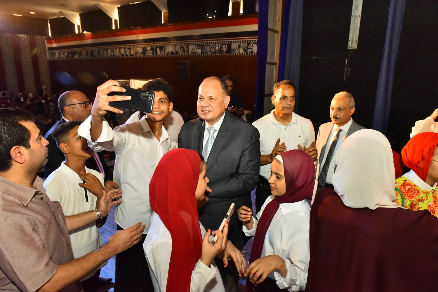 محافظ أسيوط يكرم الطلاب الأوائل على المحافظة والجمهورية في الثانوية العامة